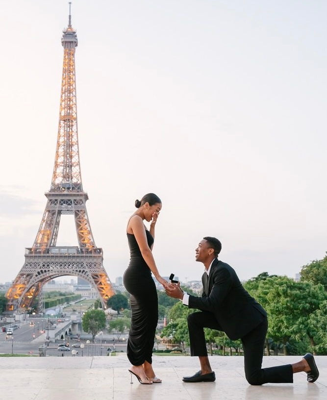 Heiratsantrag vor dem Eiffelturm in Paris