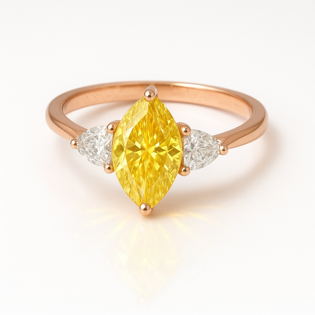 Eleganter Marquise-Dreistein-Ring mit leuchtend gelbem, laborgezüchtetem Diamanten in Marquise-Schliff, gefasst in edlem 14K Roségold . Zwei funkelnde, weiße Seitensteine betonen das intensive Gelb des Mitteldiamanten. Nachhaltiger Luxusschmuck, handgefertigt für anspruchsvolle Frauen, die zeitlose Eleganz und moderne Ethik vereinen möchten. Perfekt als Verlobungsring oder Statement-Piece.