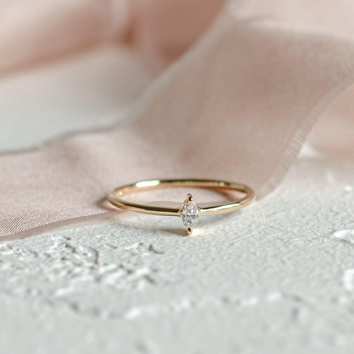 Laura Solitär Verlobungsring aus 14k Gelbgold mit einem funkelnden, natürlichen Diamanten - handgefertigt & nachhaltig - von Labgrownlove