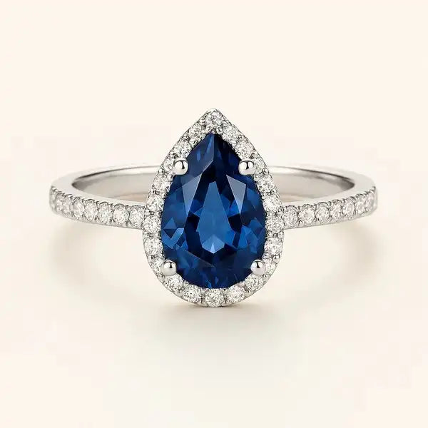 Diana - Tropfen Halo Verlobungsring aus 14k Weißgold mit einem funkelnden, Laborgezüchteten Saphir - handgefertigt & nachhaltig - von Labgrownlove