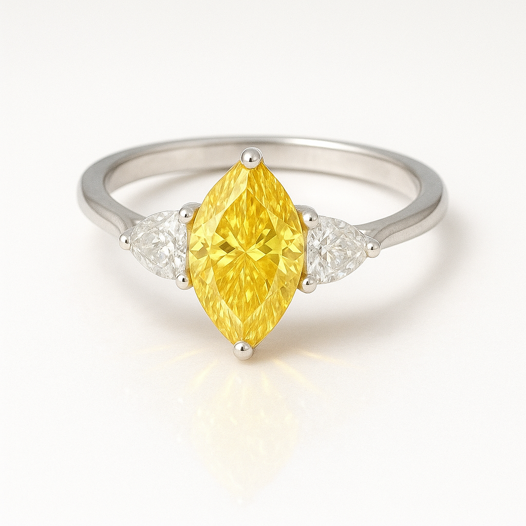 Eleganter Marquise-Dreistein-Ring mit leuchtend gelbem, laborgezüchtetem Diamanten in Marquise-Schliff, gefasst in edlem 14K Weißgold. Zwei funkelnde, weiße Seitensteine betonen das intensive Gelb des Mitteldiamanten. Nachhaltiger Luxusschmuck, handgefertigt für anspruchsvolle Frauen, die zeitlose Eleganz und moderne Ethik vereinen möchten. Perfekt als Verlobungsring oder Statement-Piece.