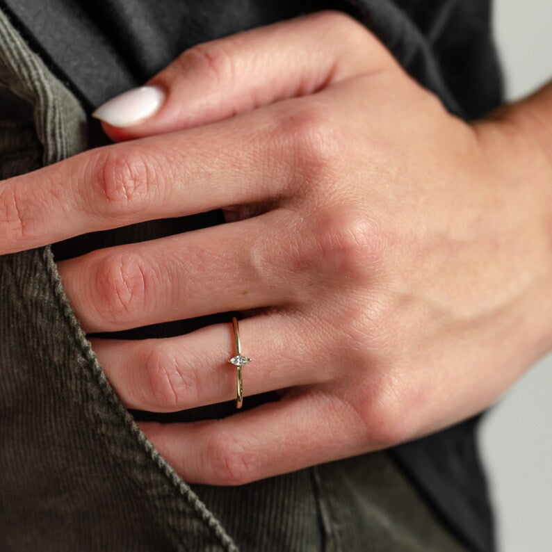 Laura Solitär Verlobungsring aus 14k Gelbgold mit einem funkelnden, natürlichen Diamanten - handgefertigt & nachhaltig - von Labgrownlove