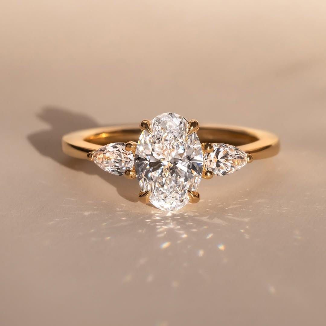 Carmen Oval Threestone Verlobungsring aus 18k Gelbgold mit einem funkelnden, laborgezüchteten Diamanten – handgefertigt, nachhaltig, von Labgrownlove