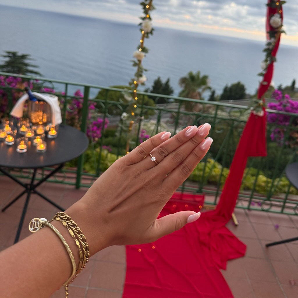 Sveta - Brilliant Solitär Verlobungsring aus 14k Gelbgold mit einem funkelnden, natürlichen Diamanten - handgefertigt & nachhaltig - von Labgrownlove