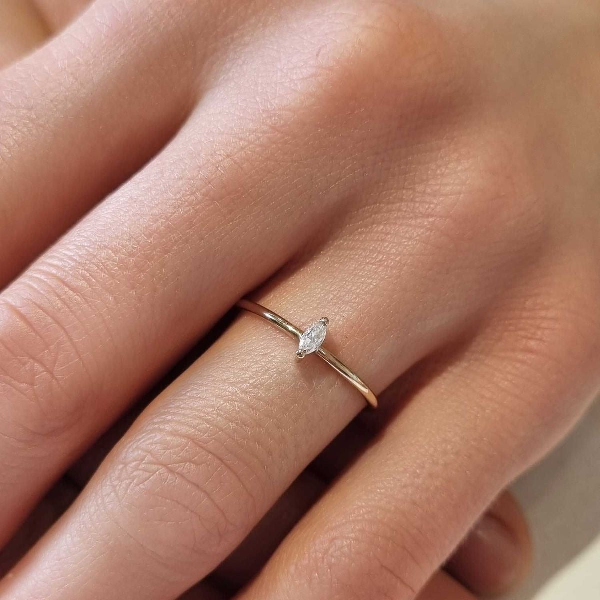 Laura Solitär Verlobungsring aus 14k Weißgold mit einem funkelnden, natürlichen Diamanten - handgefertigt & nachhaltig - von Labgrownlove