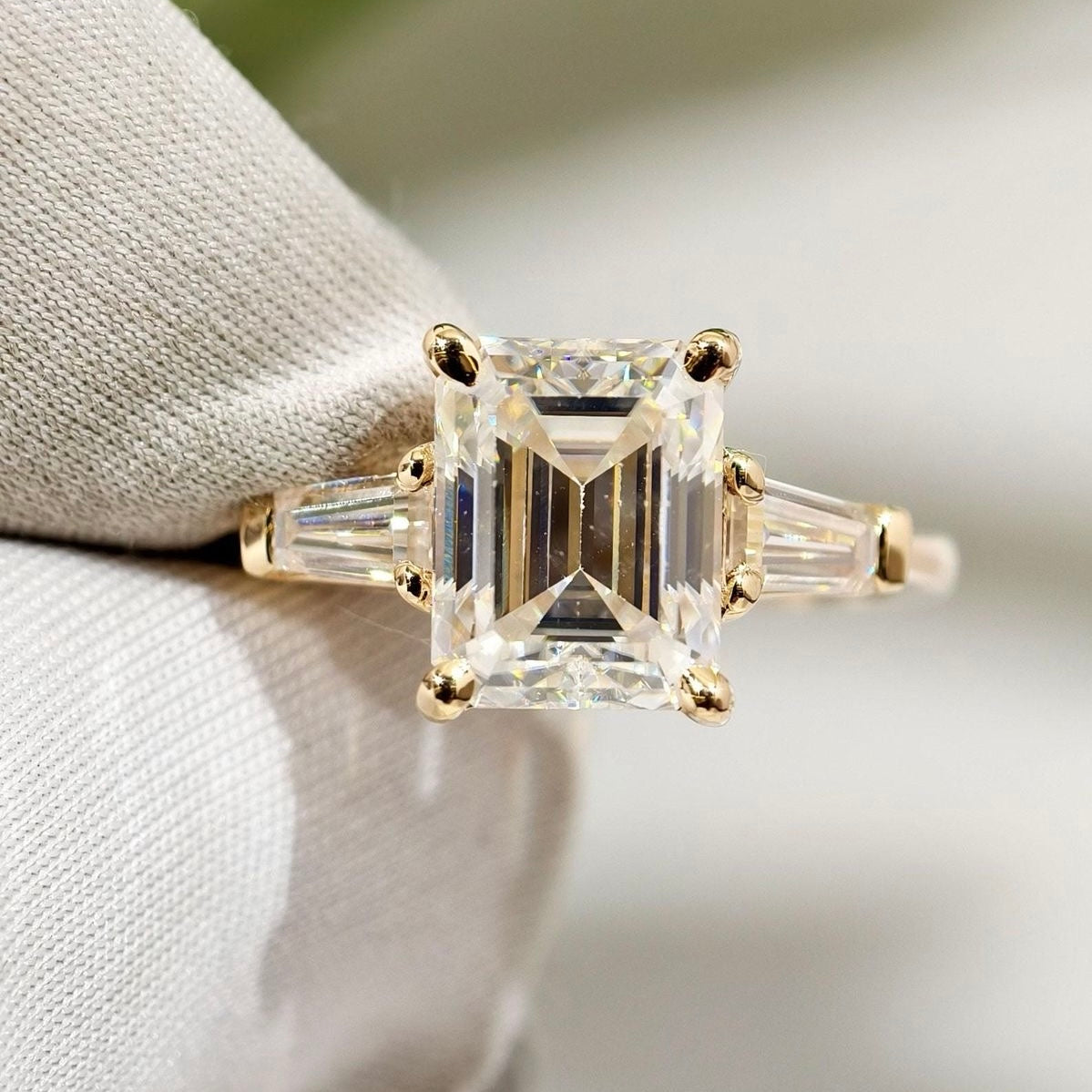 Guilia Emerald Baguette Threestone Laborgezüchteter Diamant Verlobungsring