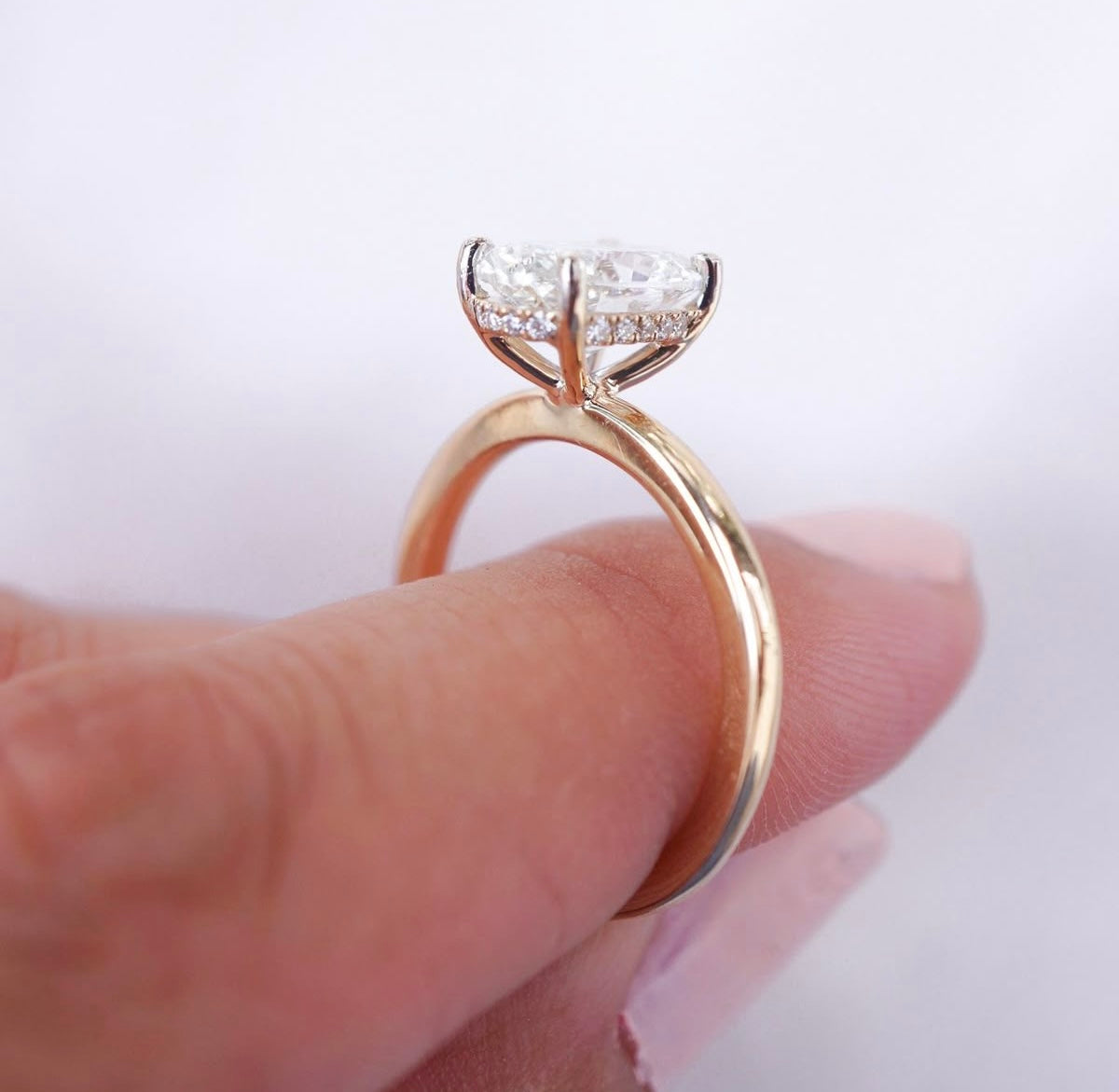 Lucy Oval Solitär hidden Halo Verlobungsring aus 14k Gelbgold mit einem funkelnden, laborgezüchteten Diamanten – handgefertigt, nachhaltig, von Labgrownlove