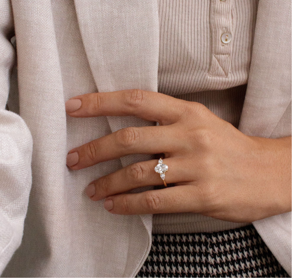 Carmen Oval Threestone Verlobungsring aus 18k Roségold mit einem funkelnden, laborgezüchteten Diamanten – handgefertigt, nachhaltig, von Labgrownlove