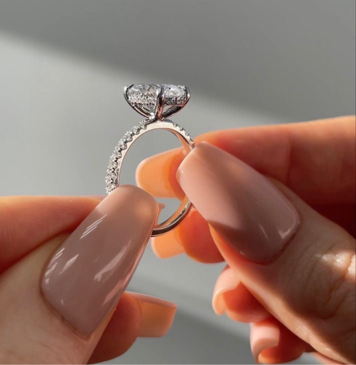 Scarlett Oval Pavé hidden Halo Verlobungsring aus 14k Weißgold mit einem funkelnden, laborgezüchteten Diamanten – handgefertigt, nachhaltig, von Labgrownlove