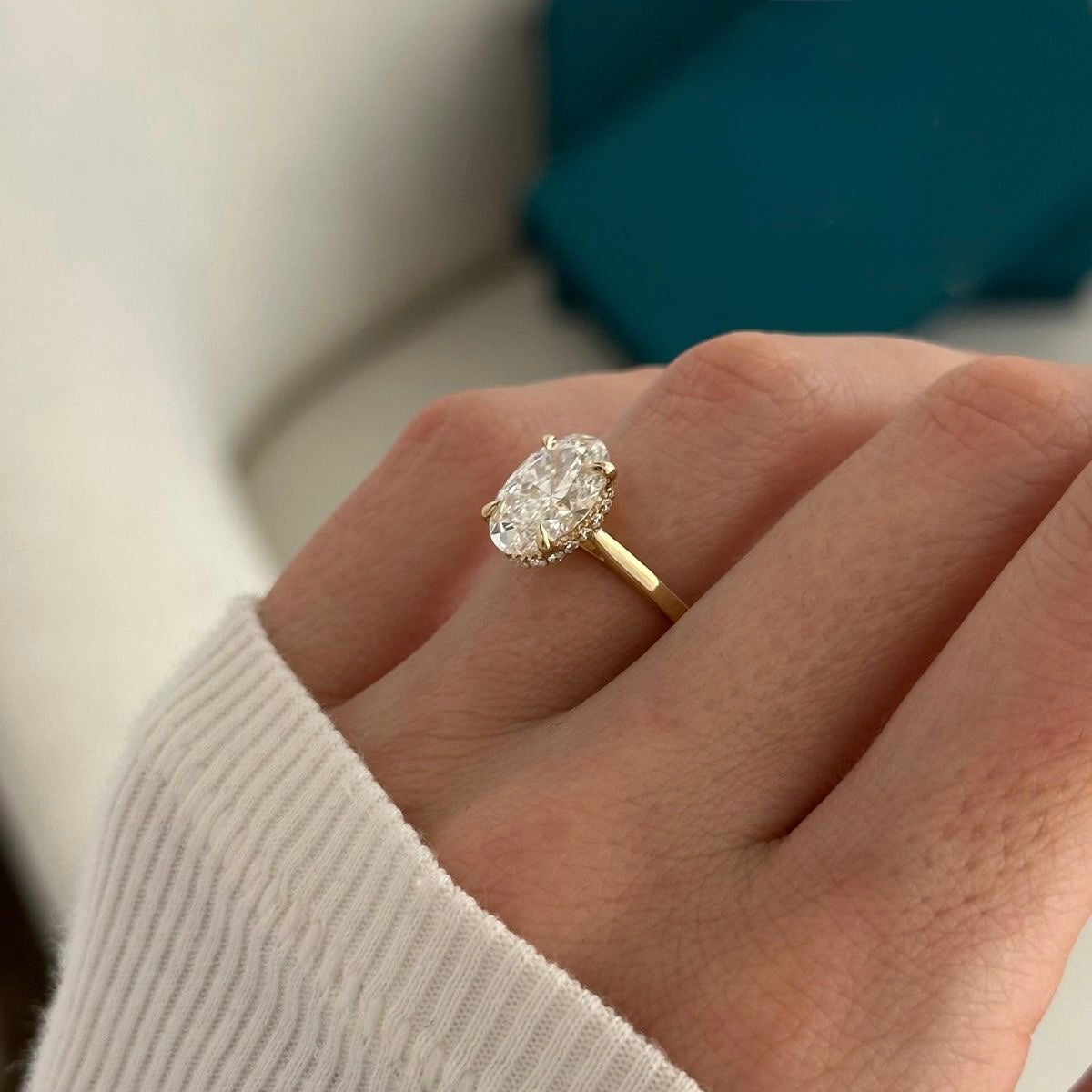 Lucy Oval Solitär hidden Halo Verlobungsring aus 14k Gelbgold mit einem funkelnden, laborgezüchteten Diamanten – handgefertigt, nachhaltig, von Labgrownlove