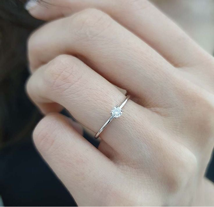 Emilia Brilliant Solitär Verlobungsring aus Platin mit einem funkelnden, laborgezüchteten Diamanten – handgefertigt, nachhaltig, von Labgrownlove