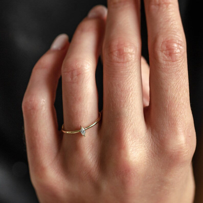 Laura Solitär Verlobungsring aus 14k Gelbgold mit einem funkelnden, natürlichen Diamanten - handgefertigt & nachhaltig - von Labgrownlove