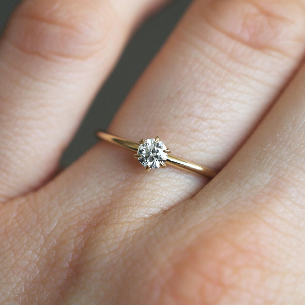 Sveta - Brilliant Solitär Verlobungsring aus 14k Gelbgold mit einem funkelnden, natürlichen Diamanten - handgefertigt & nachhaltig - von Labgrownlove