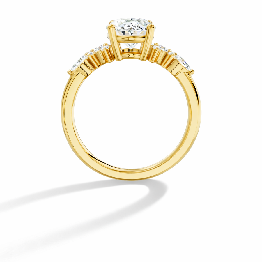Seitenansicht: Ovaler Verlobungsring aus 14 Karat Gelbgold mit Labordiamant