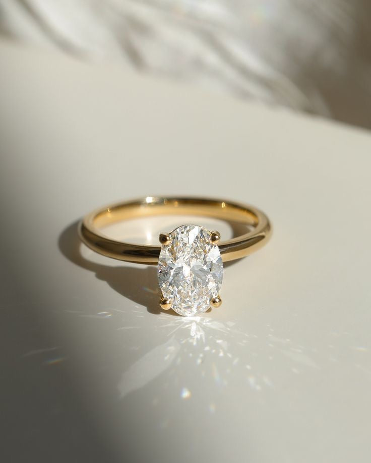 Mira Oval Verlobungsring aus 14k Gelbgold mit einem funkelnden Diamanten- laborgezüchtet, handgefertigt & nachhaltig - von Labgrownlove