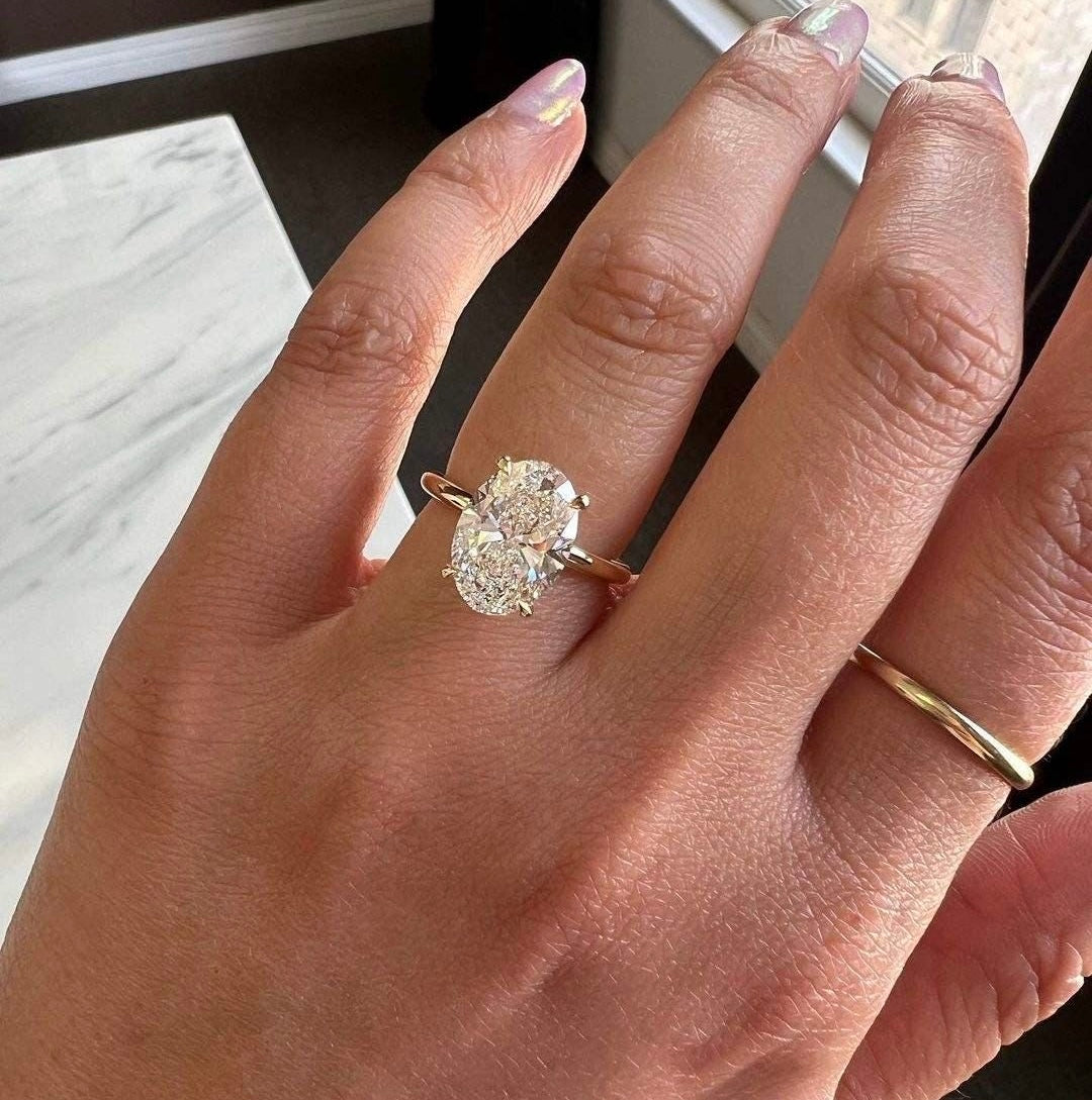 Lucy Oval Solitär hidden Halo Verlobungsring aus 14k Gelbgold mit einem funkelnden, laborgezüchteten Diamanten – handgefertigt, nachhaltig, von Labgrownlove
