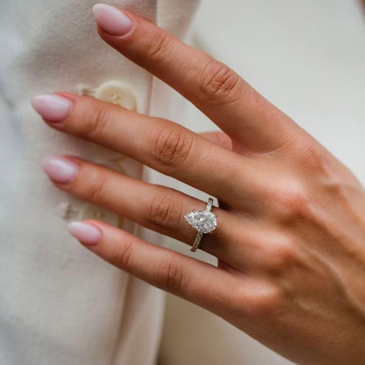 Abby Pear Cut Pavé Verlobungsring aus 14k Weißgold mit einem funkelnden, laborgezüchteten Diamanten – handgefertigt, nachhaltig, von Labgrownlove