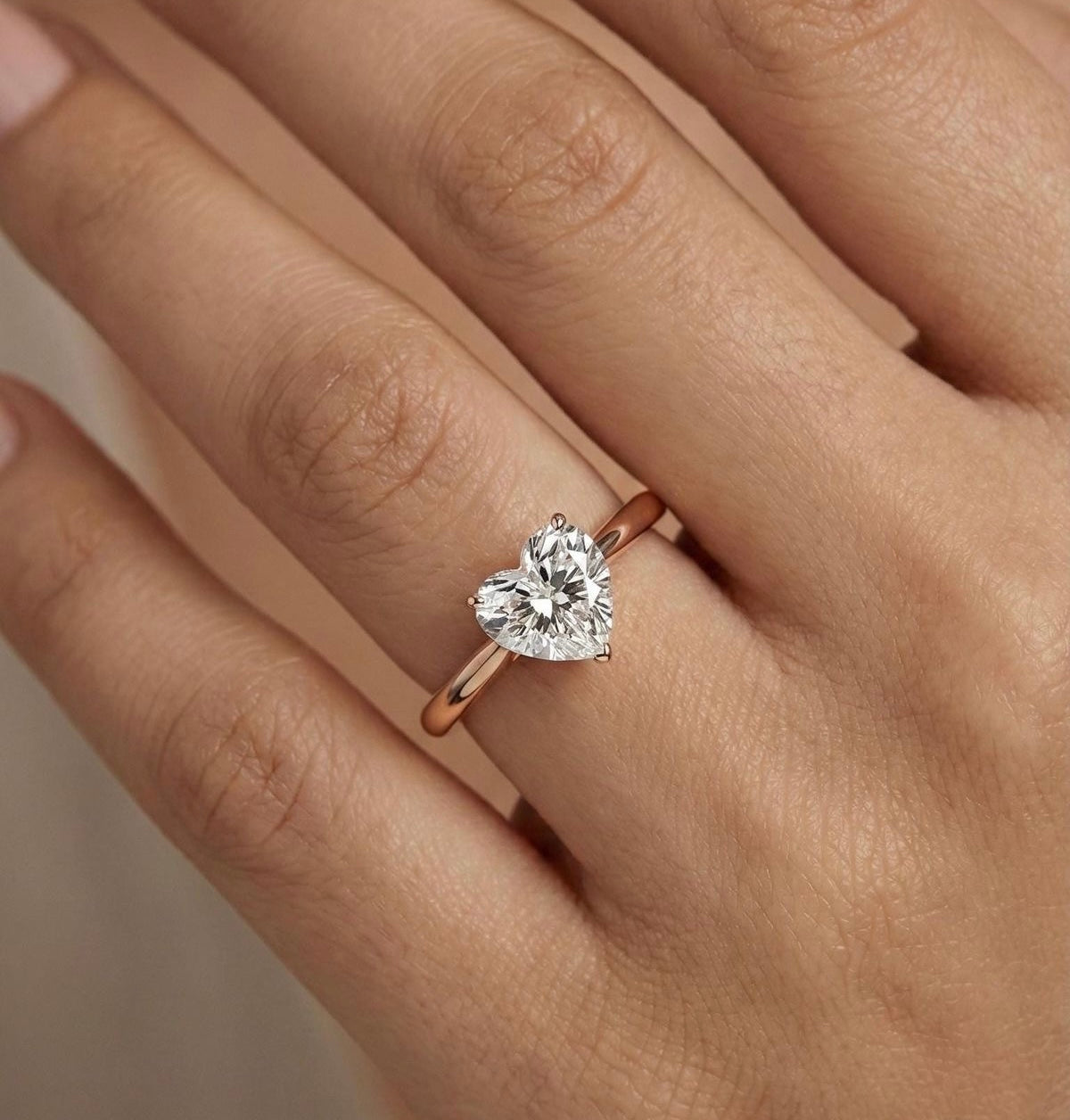 Lisa Herz Solitär Verlobungsring aus 14k Gelbgold mit einem funkelnden, laborgezüchteten Diamanten – handgefertigt, nachhaltig, von Labgrownlove