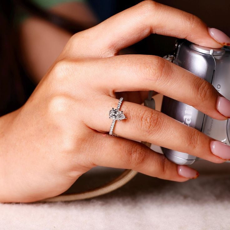 Abby Pear Cut Pavé Verlobungsring aus 14k Weißgold mit einem funkelnden, laborgezüchteten Diamanten – handgefertigt, nachhaltig, von Labgrownlove