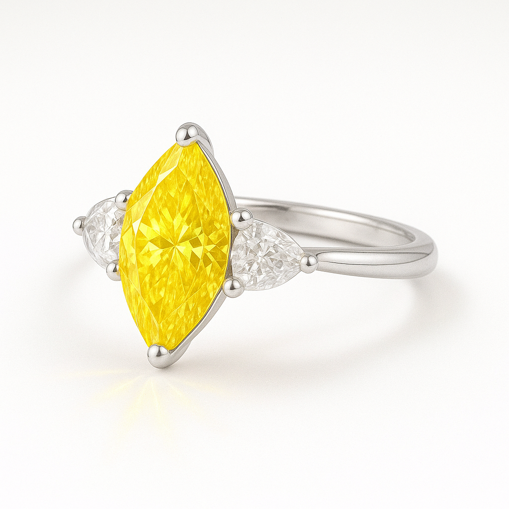 Eleganter Marquise-Dreistein-Ring mit leuchtend gelbem, laborgezüchtetem Diamanten in Marquise-Schliff, gefasst in edlem 14K Weissgold. Zwei funkelnde, weiße Seitensteine betonen das intensive Gelb des Mitteldiamanten. Nachhaltiger Luxusschmuck, handgefertigt für anspruchsvolle Frauen, die zeitlose Eleganz und moderne Ethik vereinen möchten. Perfekt als Verlobungsring oder Statement-Piece.