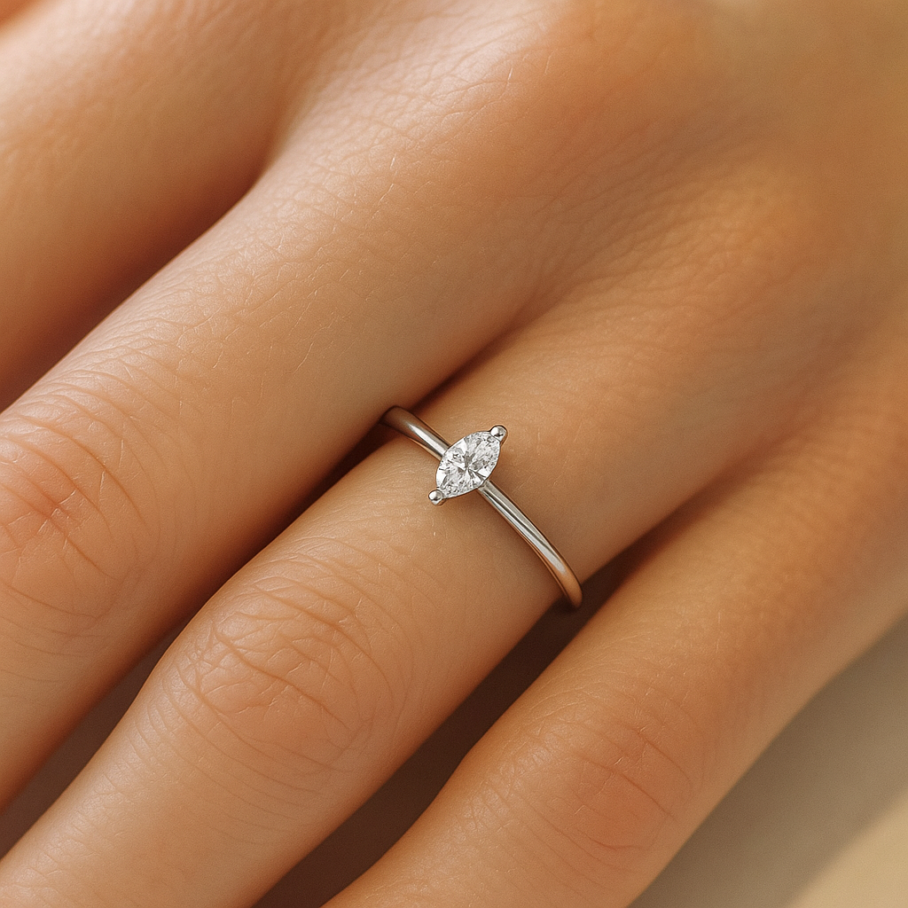 Laura Solitär Verlobungsring aus 14k Weißgold mit einem funkelnden, natürlichen Diamanten - handgefertigt & nachhaltig - von Labgrownlove