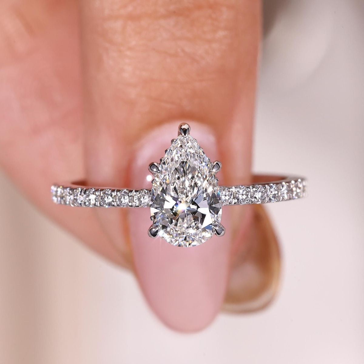 Abby Pear Cut Pavé Verlobungsring aus 14k Weißgold mit einem funkelnden, laborgezüchteten Diamanten – handgefertigt, nachhaltig, von Labgrownlove