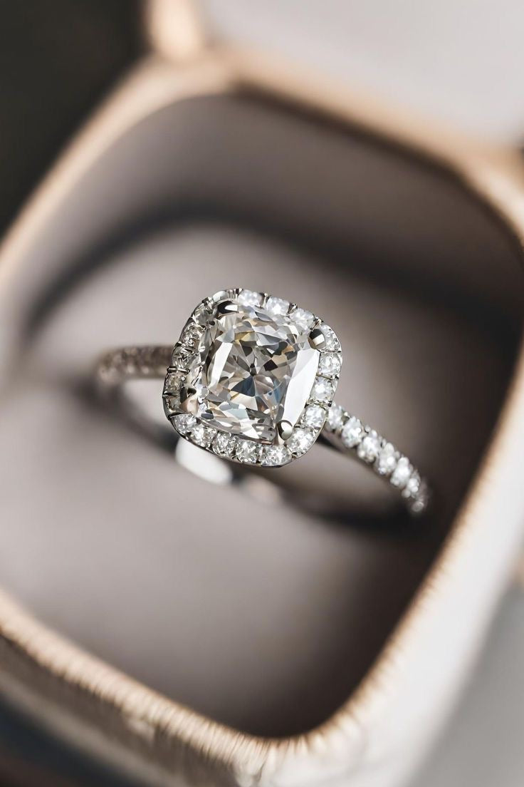 Susi Cushion Halo Verlobungsring aus 14k Weißgold mit einem funkelnden, Laborgezüchteten Diamanten - handgefertigt & nachhaltig - von Labgrownlove