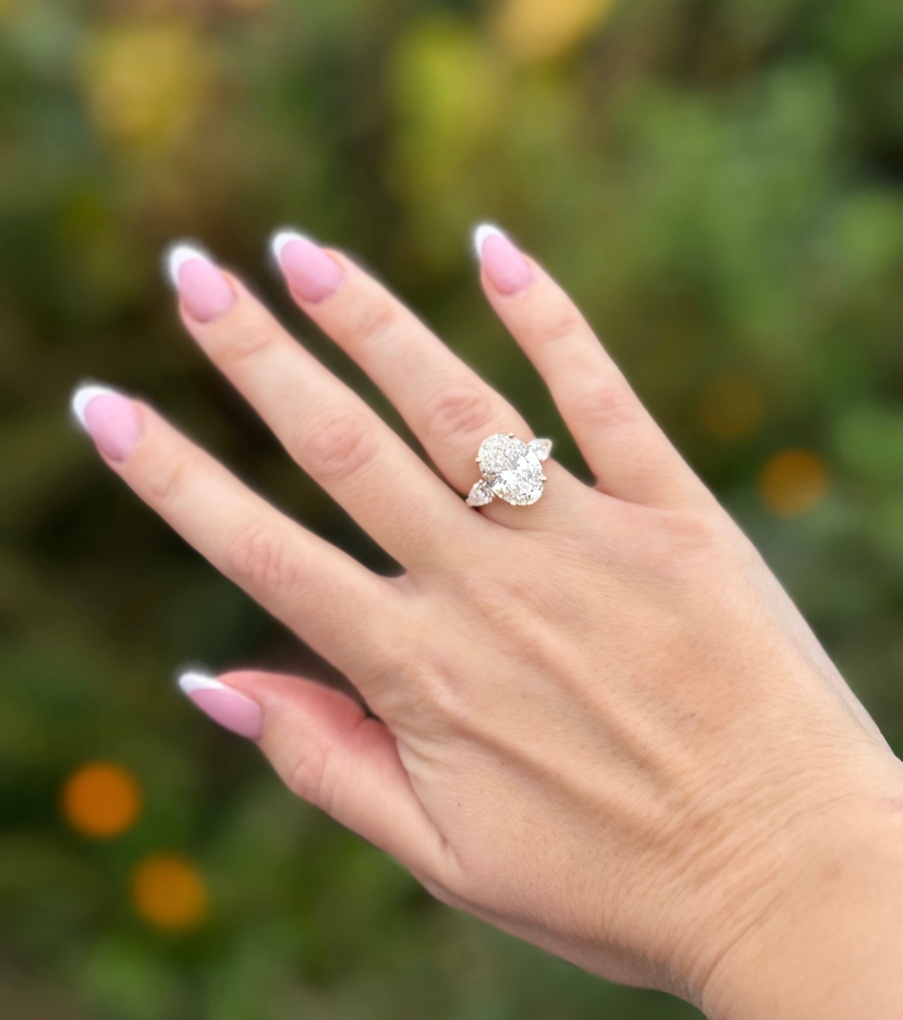Carmen Oval Threestone Verlobungsring aus 18k Gelbgold mit einem funkelnden, laborgezüchteten Diamanten – handgefertigt, nachhaltig, von Labgrownlove