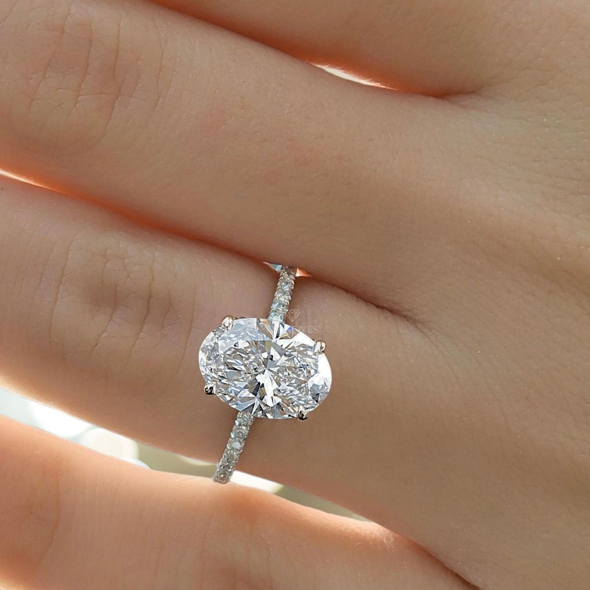 Tiffany Pavé Verlobungsring aus 14k Weißgold mit einem funkelnden, Laborgezüchteten Diamanten - handgefertigt & nachhaltig - von Labgrownlove