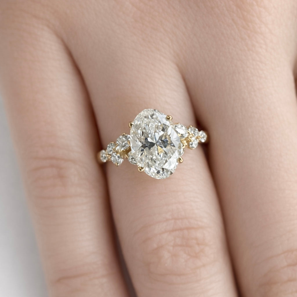 Floral - Oval Verlobungsring aus 14k Gelbgold mit einem funkelnden, Laborgezüchteten Diamanten - handgefertigt & nachhaltig - von Labgrownlove