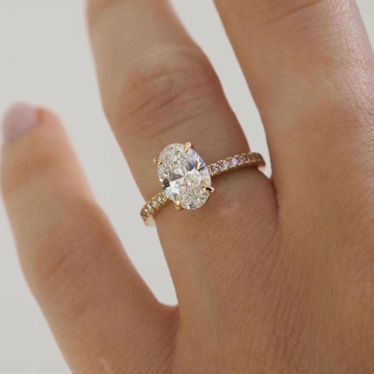 Tiffany Pave Verlobungsring aus 14k Gelbgold mit einem funkelnden, Laborgezüchteten Diamanten - handgefertigt & nachhaltig - von Labgrownlove