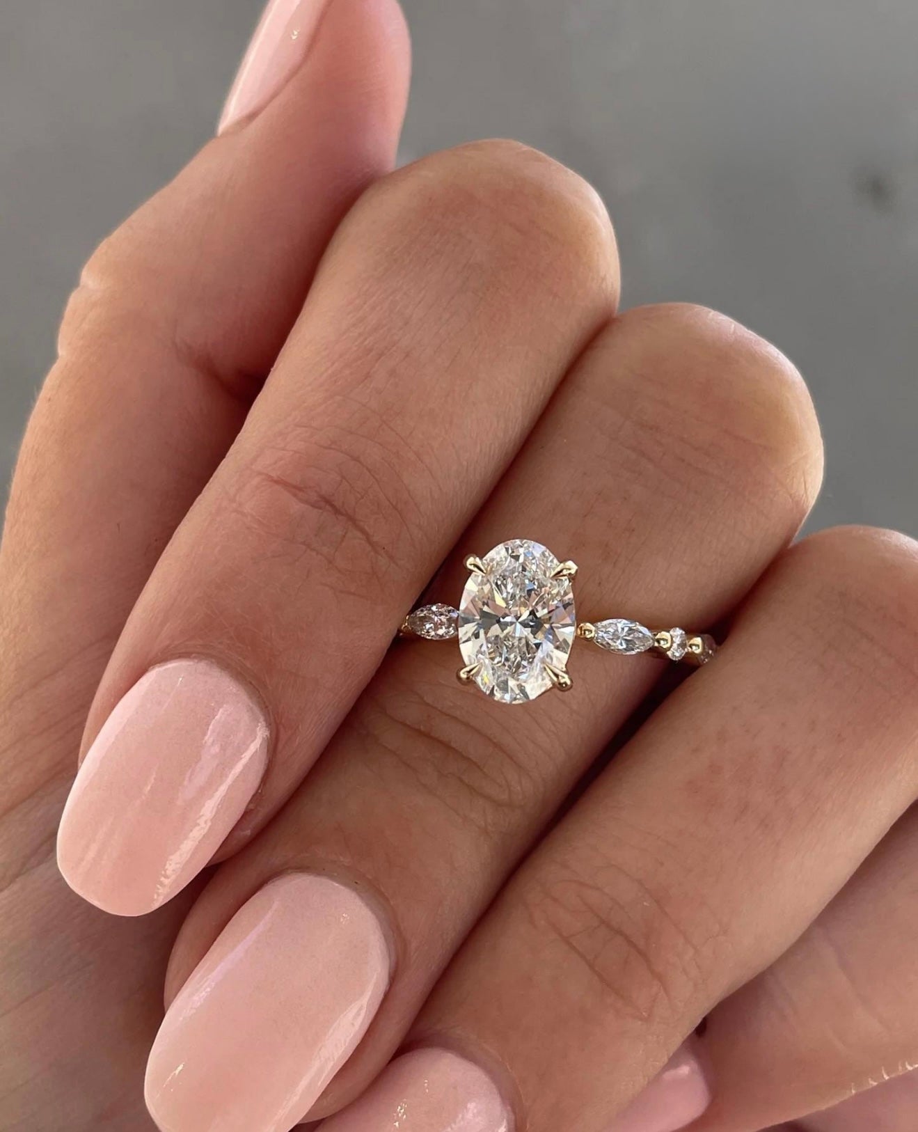 Chelsea - Oval Pavé Verlobungsring aus 14k Gelbgold mit einem funkelnden, laborgezüchteten Diamanten - handgefertigt & nachhaltig - von Labgrownlove