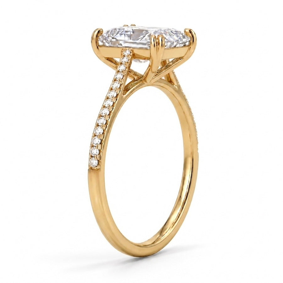 Seitenansicht: Radiant Verlobungsring aus 14 Karat Gelbgold mit Labordiamant und Pavé-Ringschiene und Cathedral-Fassung