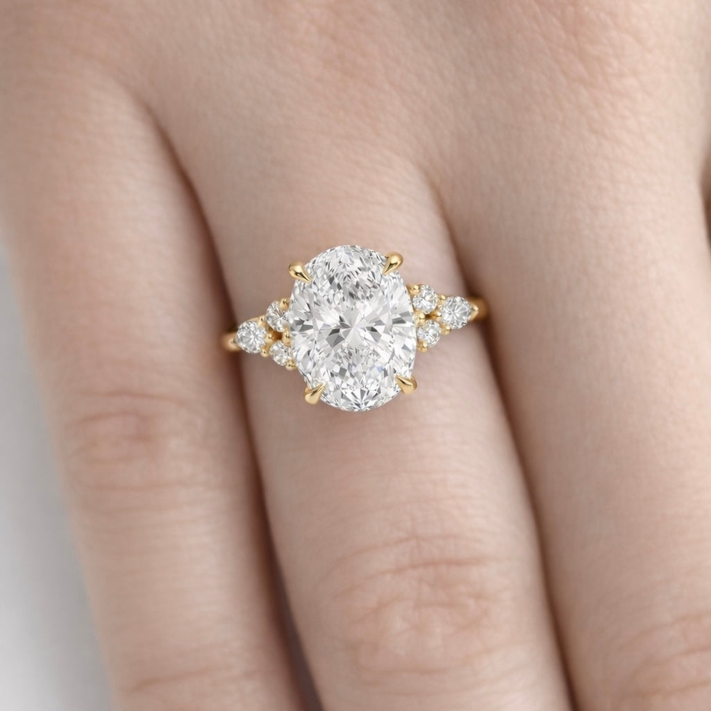 Flores - Oval Triology Verlobungsring aus 14k Gelbgold mit einem funkelnden, laborgezüchteten Diamanten - handgefertigt & nachhaltig - von Labgrownlove