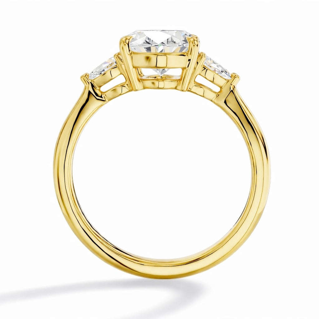 Carmen Oval Threestone Verlobungsring aus 18k Gelbgold mit einem funkelnden, laborgezüchteten Diamanten – handgefertigt, nachhaltig, von Labgrownlove
