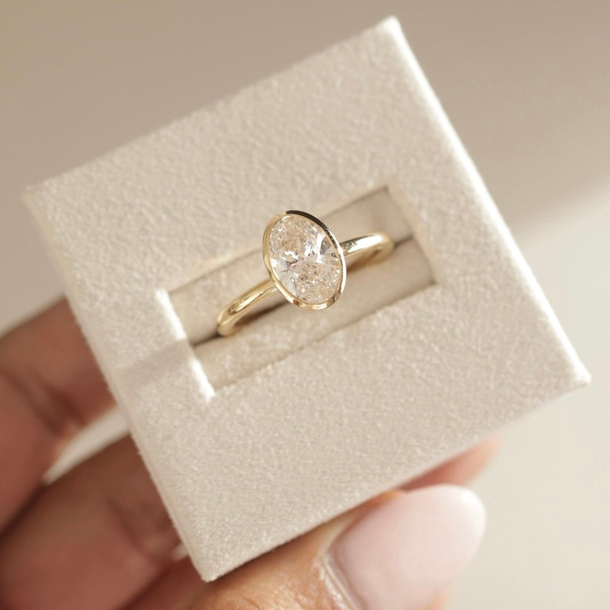 Ovaler Bezel-Verlobungsring aus Gelbgold mit Labordiamant