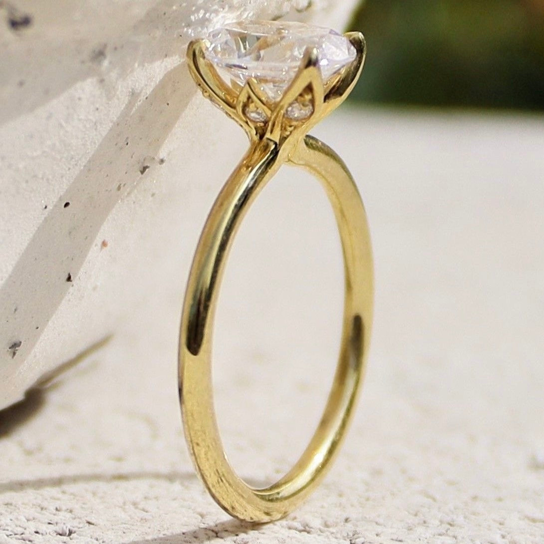 Stacy - Oval Solitär Verlobungsring aus 14k Gelbgold mit einem funkelnden, Tulpen Setting, Natürlicher Diamant - handgefertigt & nachhaltig - von Labgrownlove