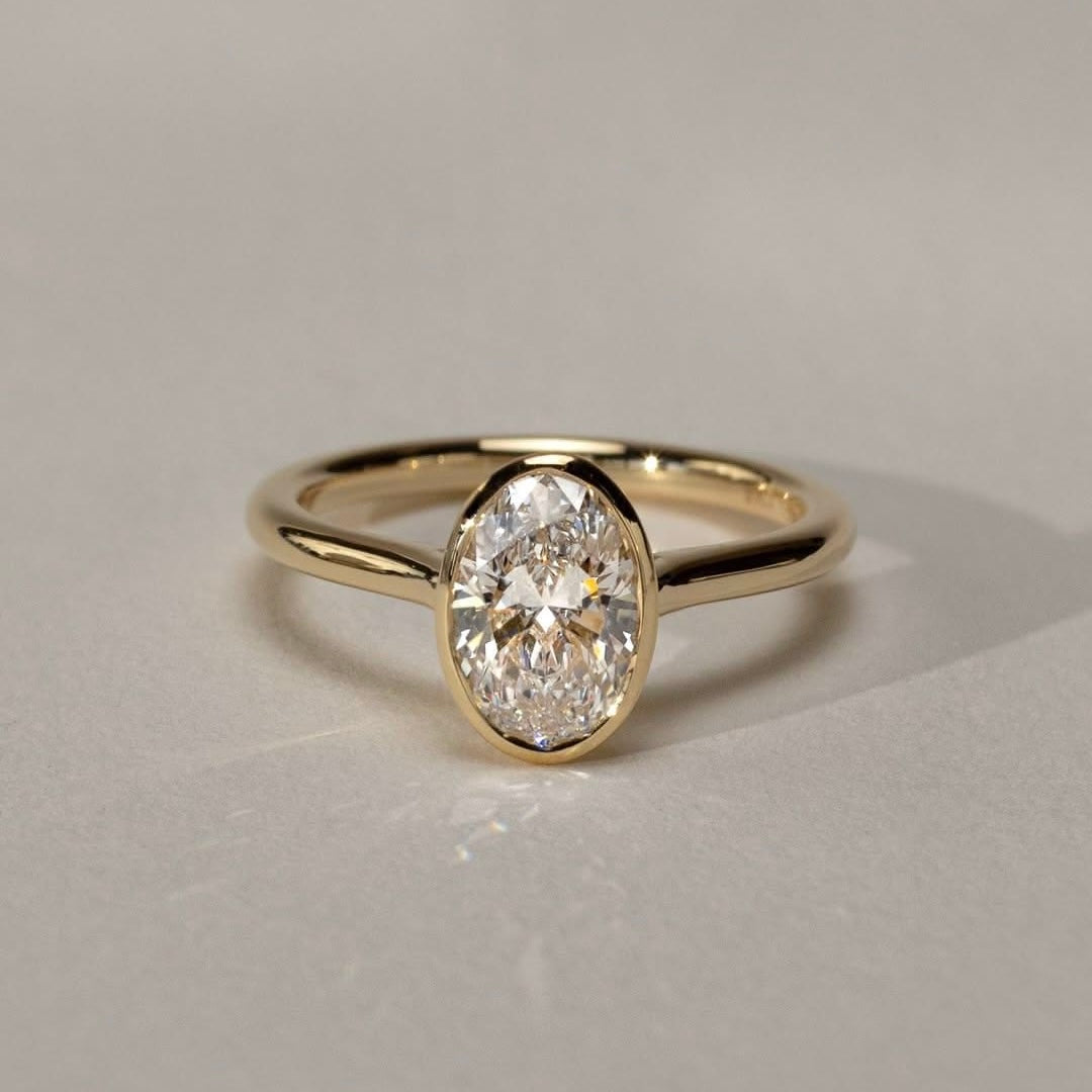 Ovaler Bezel-Verlobungsring aus Gelbgold mit Labordiamant