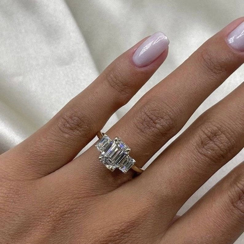 Emerald Threestone Verlobungsring aus 14k Roségold mit drei laborgezüchteten Diamanten, nachhaltiger und eleganter Diamantring.