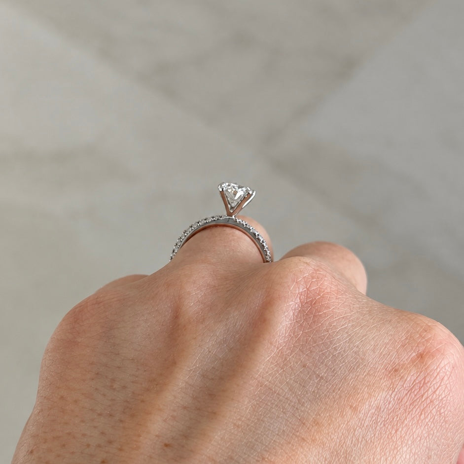 Amber – Pavé Verlobungsring mit ovalem Diamant, Laborgezüchteter Diamant