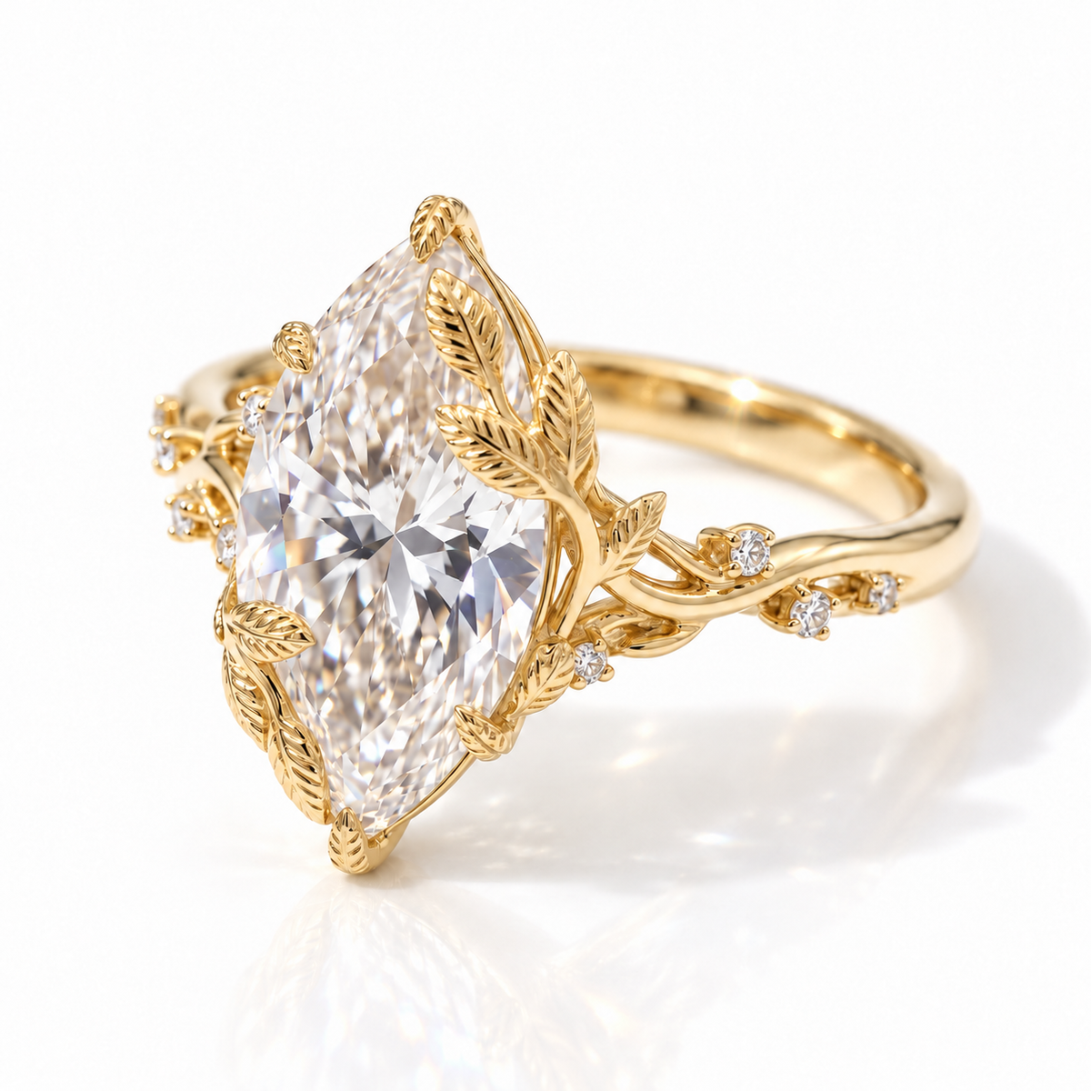 Flora Marquise-Verlobungsring in Gelbgold mit Labordiamant, Blattmotiven und Seitensteinen – schräge Ansicht