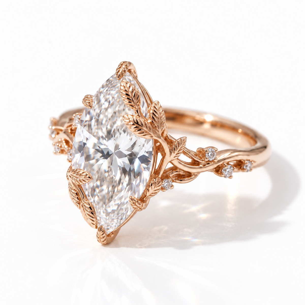 Flora Marquise-Verlobungsring in Roségold mit Labordiamant, Blattmotiven und Seitensteinen – schräge Ansicht