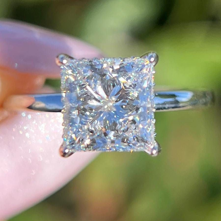 Elaine Princess Verlobungsring aus 14k Weißgold mit einem funkelnden Diamanten- laborgezüchtet, handgefertigt & nachhaltig - von Labgrownlove