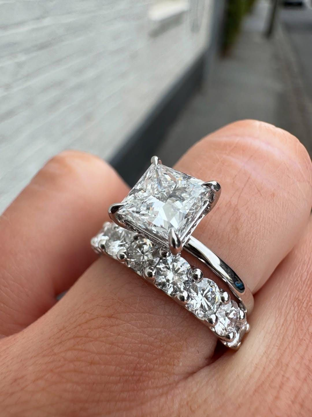 Elaine Princess Verlobungsring aus 14k Weißgold mit einem funkelnden Diamanten- laborgezüchtet, handgefertigt & nachhaltig - von Labgrownlove