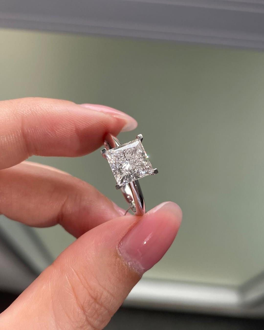 Elaine Princess Verlobungsring aus 14k Weißgold mit einem funkelnden Diamanten- laborgezüchtet, handgefertigt & nachhaltig - von Labgrownlove