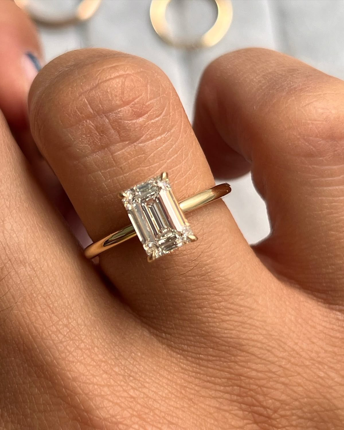 Celina Herz Emerald Verlobungsring aus 14k Gelbgold mit einem funkelnden, laborgezüchteten Diamanten – handgefertigt, nachhaltig, von Labgrownlove