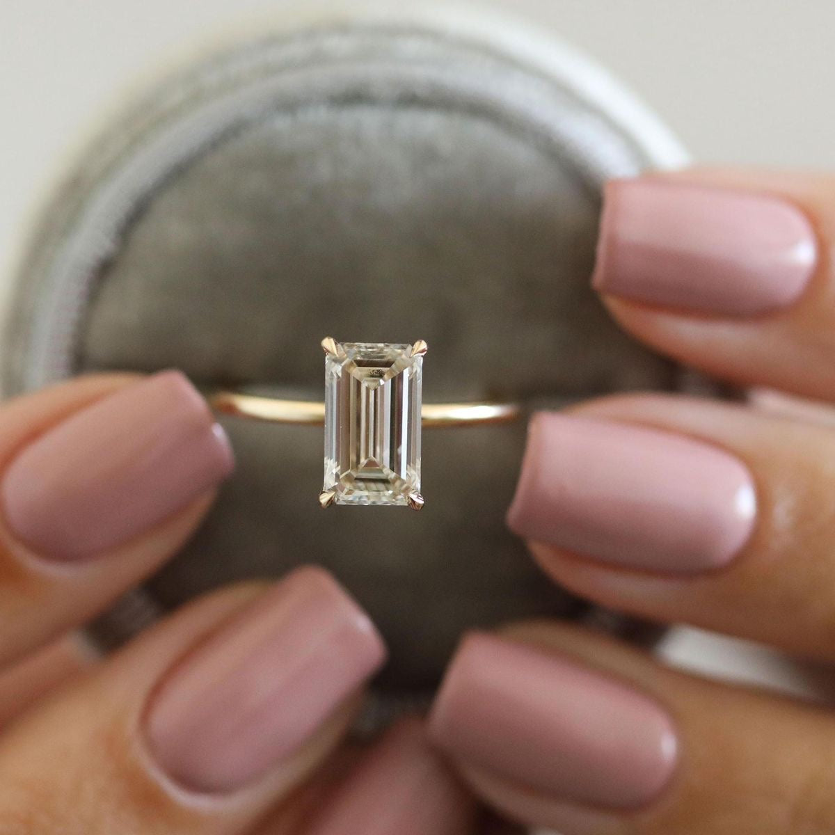 Celina Emerald Solitär Verlobungsring aus 14k Gelbgold mit einem funkelnden, laborgezüchteten Diamanten – handgefertigt, nachhaltig, von Labgrownlove