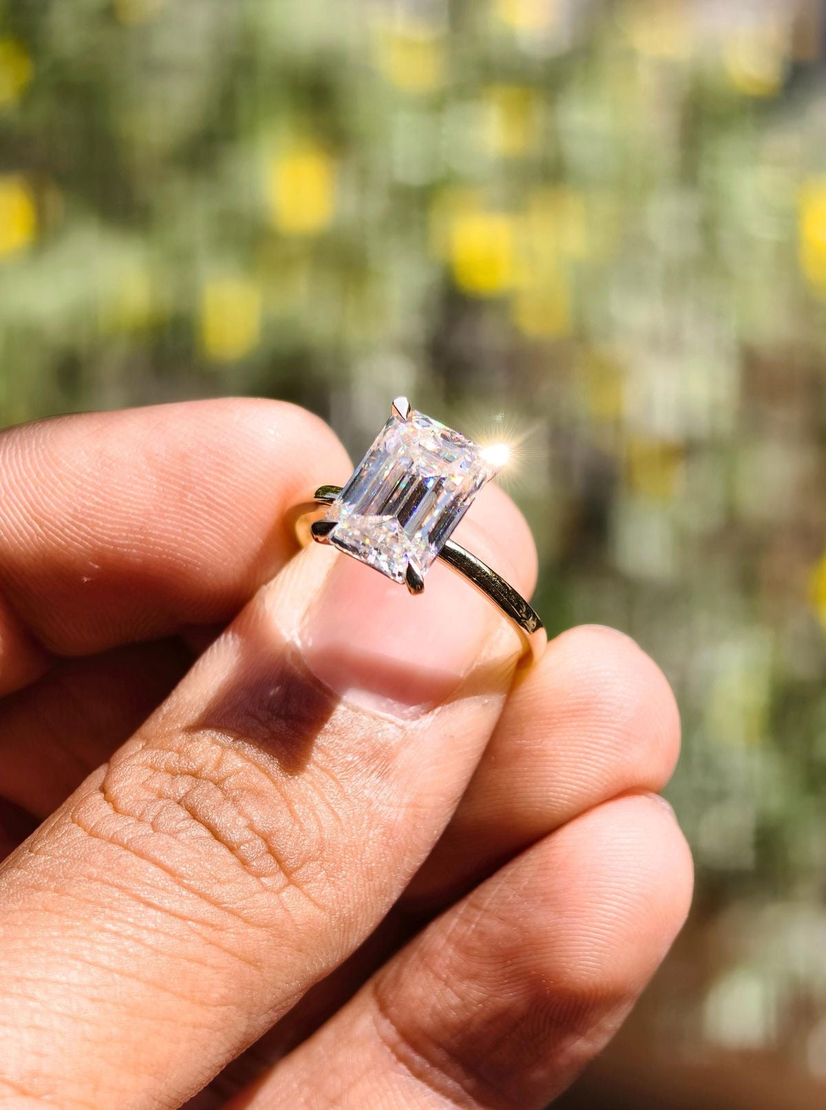 Celina Emerald Solitär Verlobungsring aus 14k Gelbgold mit einem funkelnden, laborgezüchteten Diamanten – handgefertigt, nachhaltig, von Labgrownlove