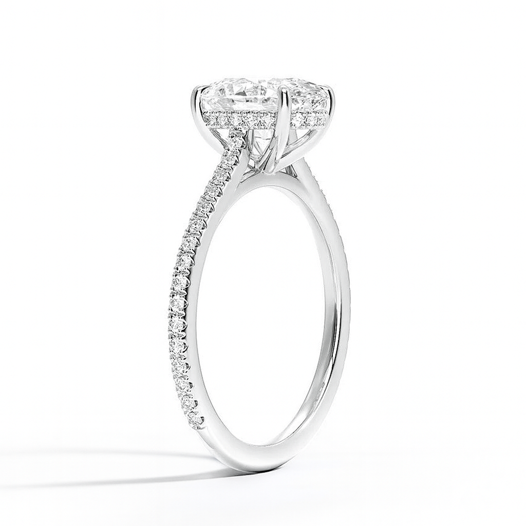 Scarlett Oval Pavé hidden Halo Verlobungsring von der Seite- Platin mit einem funkelnden, laborgezüchteten Diamanten – handgefertigt, nachhaltig, von Labgrownlove