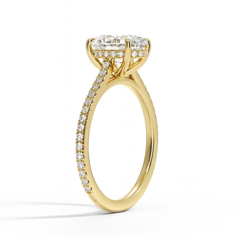 Seitenansicht: Ovaler Verlobungsring aus Gelbgold mit Labordiamant und Pavé-Ringschiene und Hidden Halo